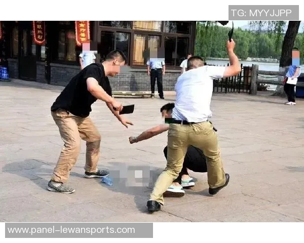 足球腰砍的含义解析及其在比赛中的影响和技巧分享